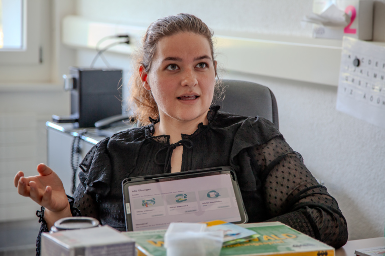 Patientin führt personalisierte Übungen mit der myReha-App durch