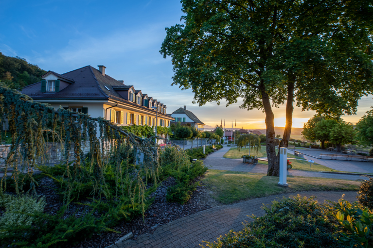 Aussenfoto der Rehaklinik Tschugg Sonnenuntergang
