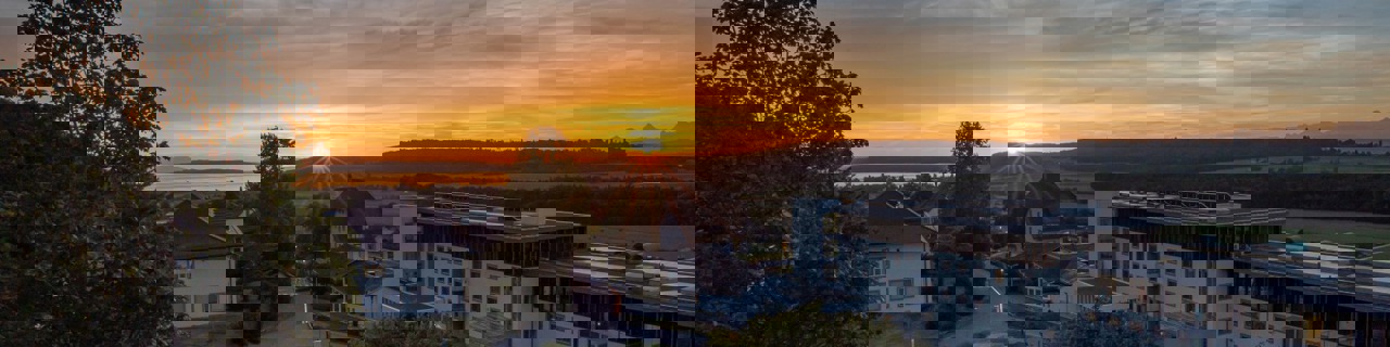 Rehaklinik Tschugg bei Sonnenuntergang